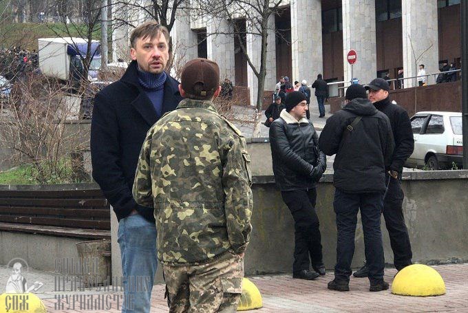 “Maidan activists” assault the UOC speaker after the press-conference (PHOTO)