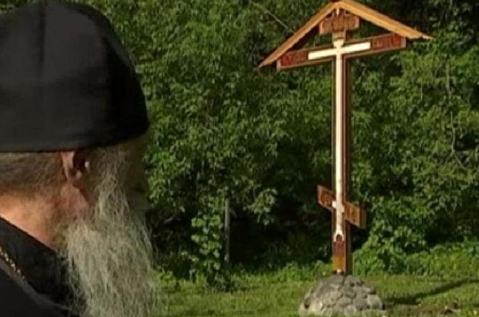В Москве вандалы пытались срубить поклонный крест в монастыре