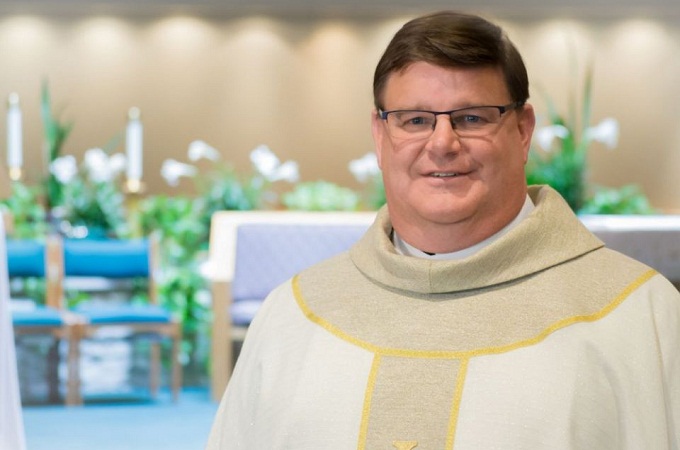 В США во время проповеди католический священник совершил каминг-аут