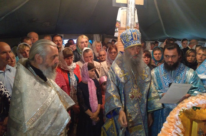 Believers of the UOC in Kuty celebrate their patron saint’s day in a military tent