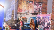 В Беларуси задником вертепа стали фотографии беженцев и небоскребов