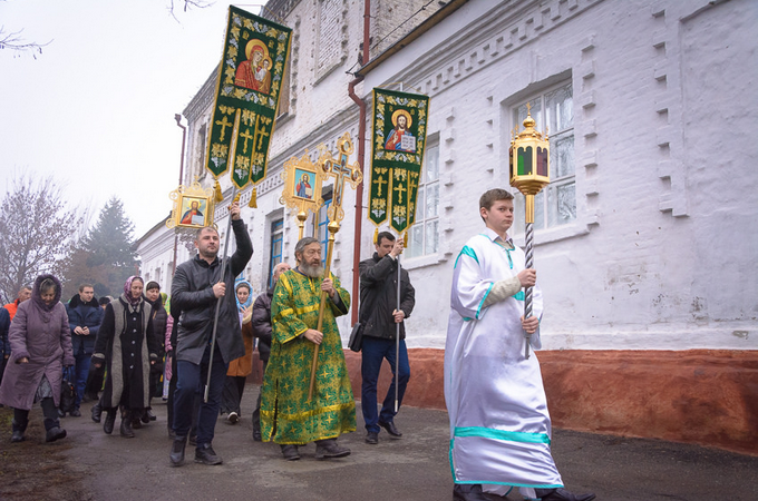 Верующие Донецка восстановили разрушенный снарядом храм