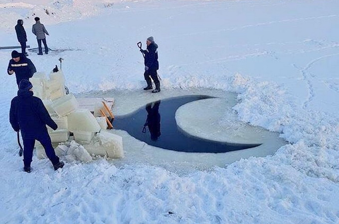 В Сети рассорились из-за Крещенской проруби для мусульман в виде полумесяца