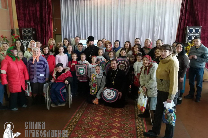 УПЦ и волонтеры привезли подарки пациентам дома престарелых в Козельце