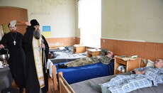 Священники поздравили пациентов в военном госпитале, отремонтированном УПЦ