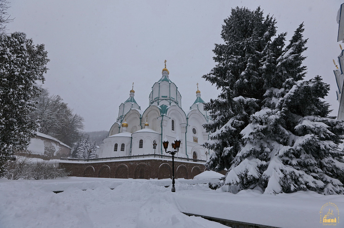 Святогорская лавра опубликовала фото занесенной снегом обители (ФОТО)
