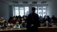 Волынские семинаристы передали переселенцам помощь, собранную на концерте