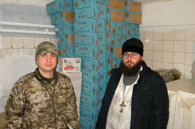 Капелланы УПЦ передали гуманитарку в Винницкий военно-медицинский центр
