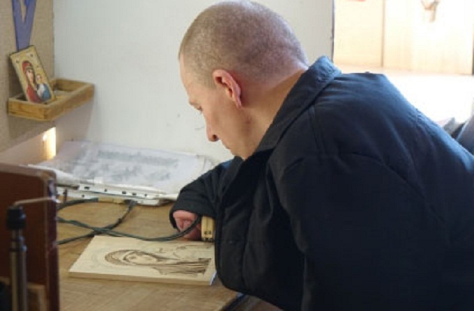 В РФ безрукого осужденного наградили за написанную икону