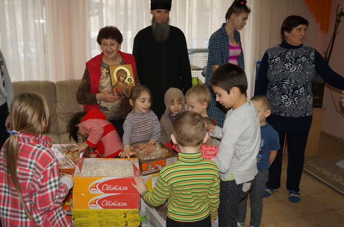 Братия Лавры подарила игрушки киевским детям-сиротам 