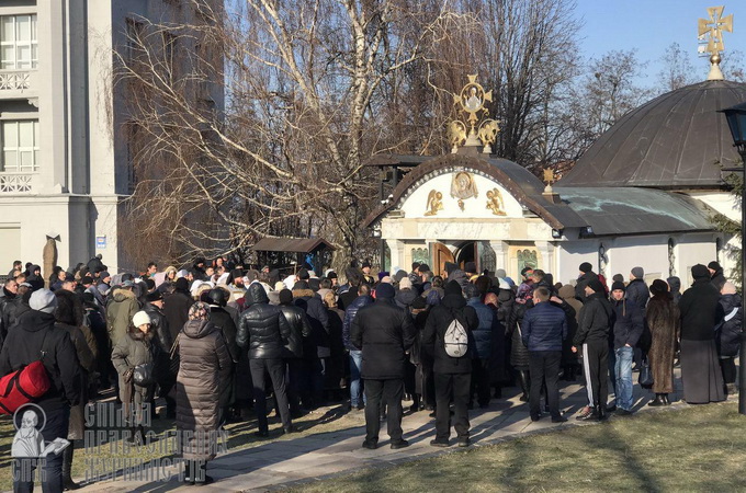 Будем молиться, пока не прекратят попытки снести, – верующие о Десятинном