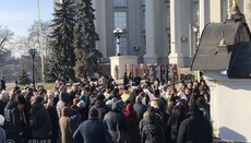 Верующие собрались на молебен в поддержку Десятинного монастыря