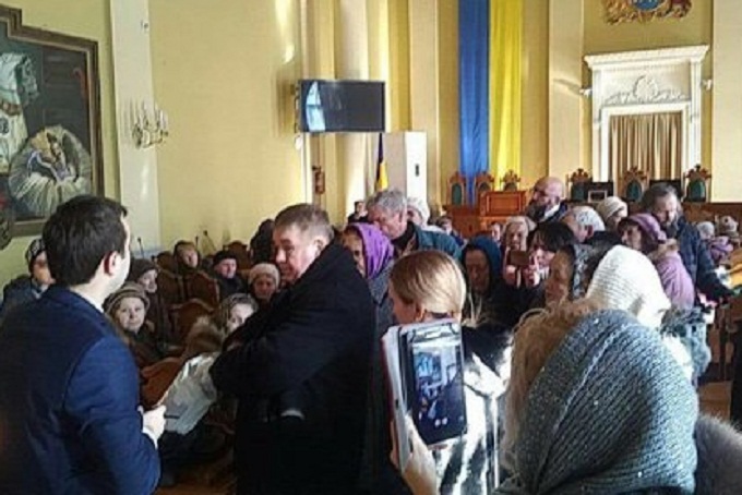 Мэр Львова пообещал рассмотреть жалобу прихожан сгоревшей церкви УПЦ