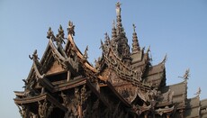 Турист вернул украденные в Тайском храме кирпичи, чтобы успокоиться