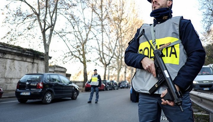 Жители Рима обнаружили оскверняющие надписи на памятнике в честь правоохранителей, убитых боевиками