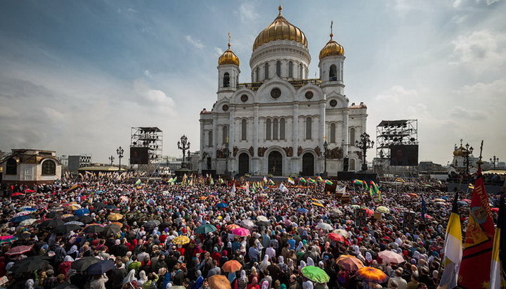 Молебен у храма Христа Спасителя в Москве