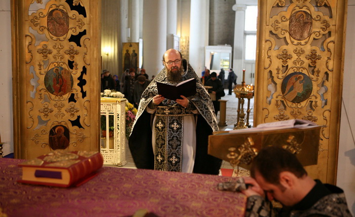 Священник читает заамвонную молитву, знаменующую окончание богослужения