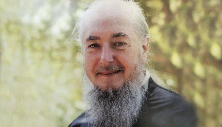 Настоящее имя старца – Симон (Безкровный), а Симеон Афонский – это литературный псевдоним, взятый им в память о своем родном отце афонском монахе Симеоне