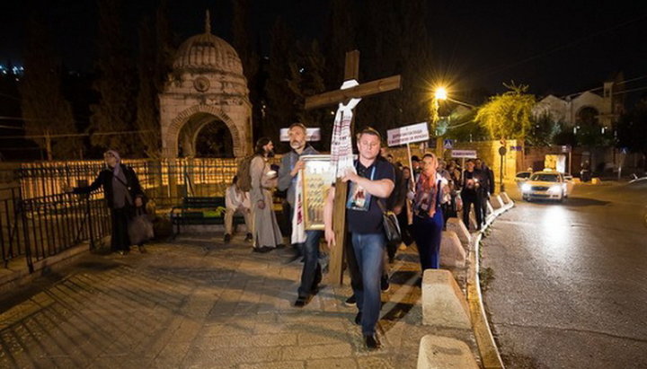 Hundreds of pilgrims from different regions of Ukraine participated in the Via Dolorosa Cross Procession