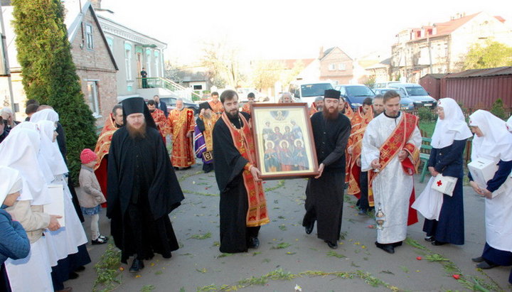 Віруючі Луцька зустріли ікону святих Жінок-Мироносиць, написану на святій горі Афон