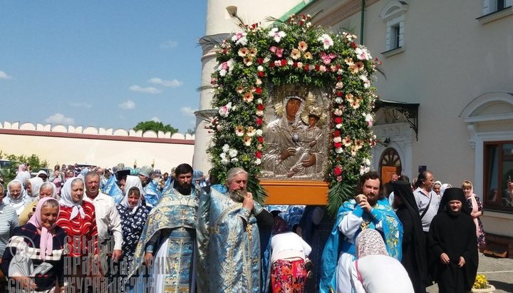 Крестный ход в Межиричской обители с чудотворной иконой 