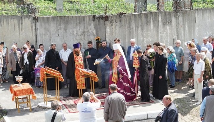 Молебен у Феодосиевого колодца в Курске