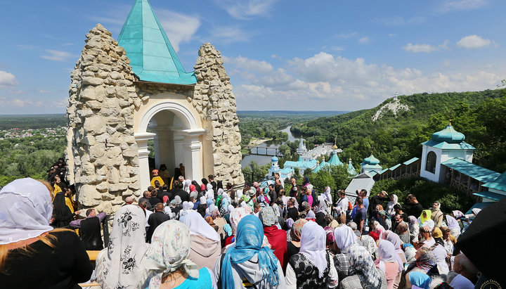 Молебень на честь Миколая Чудотворця зібрав у Святогірській лаврі сотні прихожан