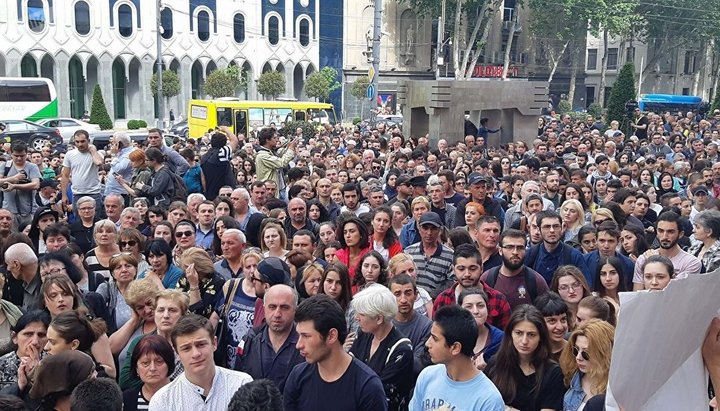 Акции протеста в Тбилиси у здания парламента