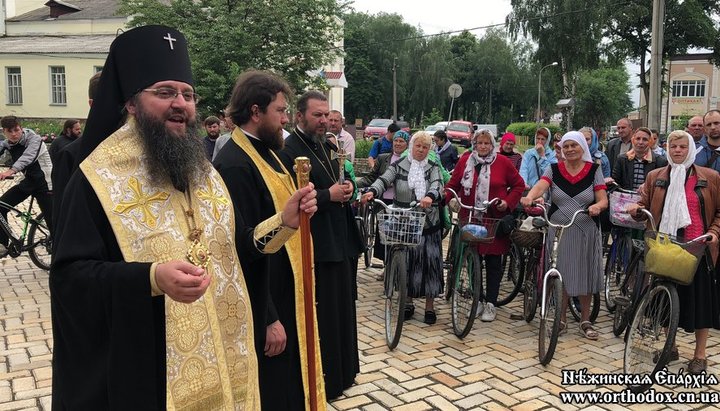 Архієпископ Ніжинський і Прилуцький Климент благословляє учасників велосипедного хресного ходу в Ніжині