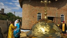 В Полтавській єпархії освятили купол дзвіниці Свято-Вознесенського храму