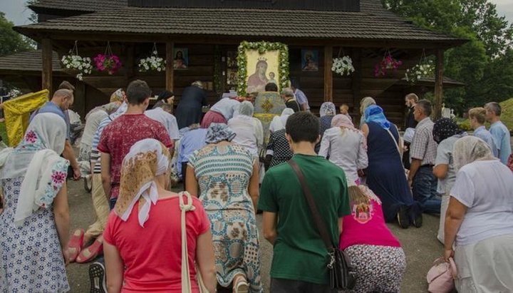 In 2017 the UOC faithful held many-hour prayerful standings at the walls of the Annunciation temple