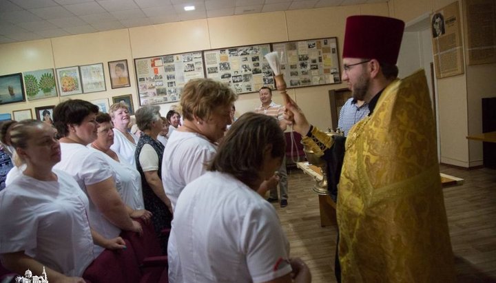 Протоієрей Іоанн Скалозуб благословляє персонал Одеського центру психічного здоров'я