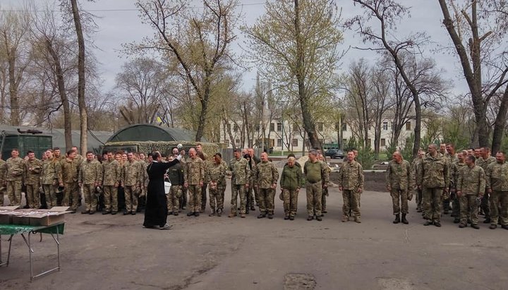 Отец Анатолий Кузнецов с военными