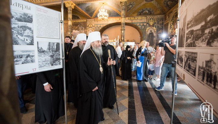 Блаженнейший Митрополит Киевский и всея Украины Онуфрий на открытии фотовыставки «Крестный путь Лавры»