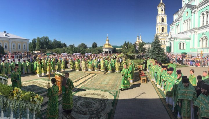 Святкова літургія у Дівєєві