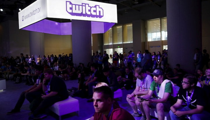 Геймери грають у відеоігри TwitchCon 2015 в Сан-Франциско