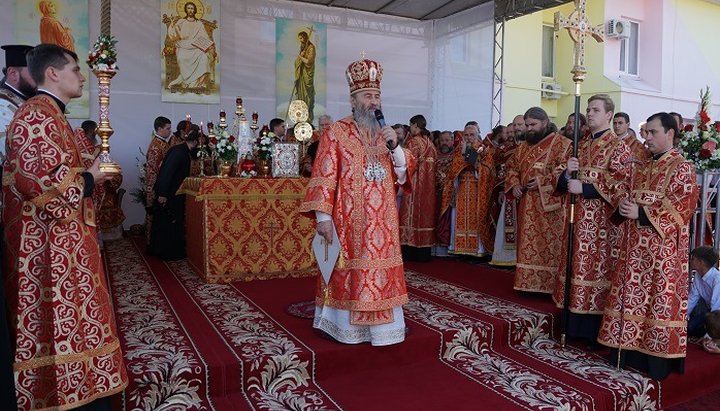 Блаженнейший Митрополит Онуфрий на богослужении в день великомученика Пантелеимона