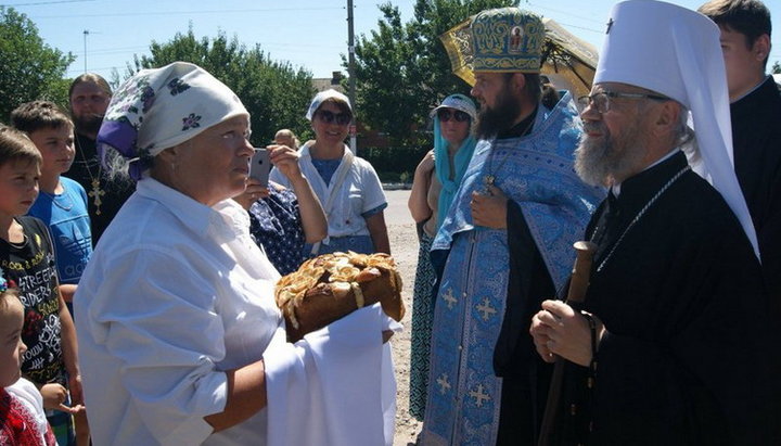 По пути крестный ход встречали хлебом-солью