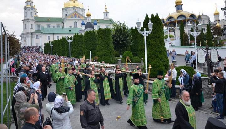 Крестный ход с мощами преподобного Иова 