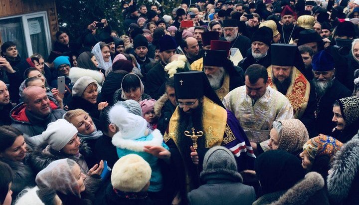 Архиепископа Винницкого и Барского торжественно встретили сегодня у Кресто-Воздвиженского храма Винницы.