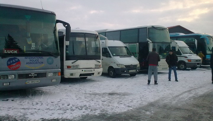 Массовку для участия в молебне Петра Порошенко отовсюду свезли в Луцк