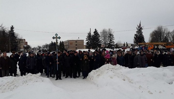 Духовенство и миряне Черниговщины совершили молитвенное стояние у Борзнянского райсовета и РГА с целью привлечь внимание властей к нарушению прав верующих УПЦ.