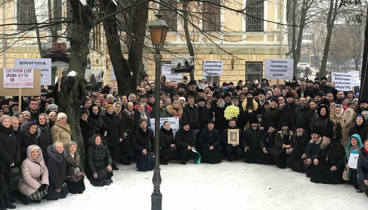 Під стінами Вінницького міського суду проходить молитовне стояння вірян УПЦ.