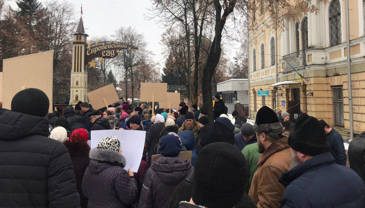 Віруючі біля стін Вінницького міського суду