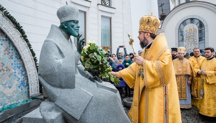 «Предстоятель» нової церковної структури біля пам'ятника покійному Блаженнішому Митрополиту Київському і всієї України Володимиру