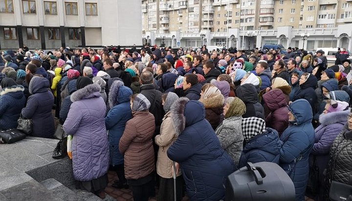 Віряни зібралися на молебень біля будівлі Волинської ОДА, захищаючи своє право на віру.