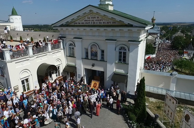 Крестный ход из Камянца-Подольского прибыл в Почаев (ФОТОРЕПОРТАЖ)