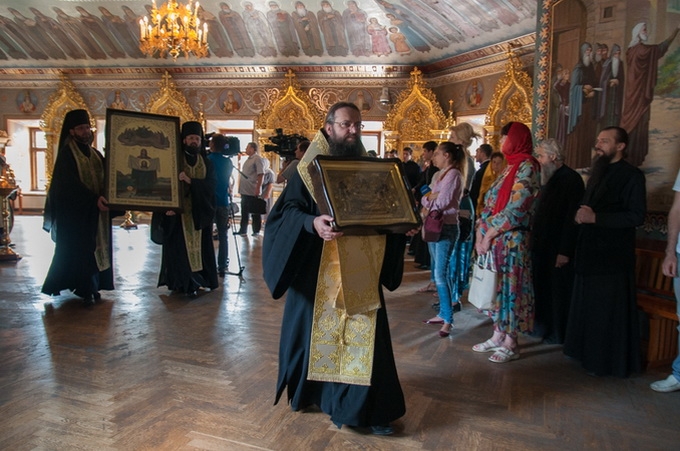 Відбувся хресний хід навколо столиці зі святиннями Києво-Печерської лаври задля припинення  пожеж (ФОТО)