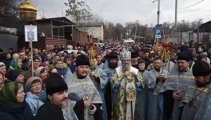 Верующие Запорожской епархии во главе с митрополитом Запорожским и Мелитопольским Лукой прошли крестным ходом по улицам своего города