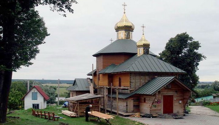 У Розважі місцевий фермер посварив односельчан через «перехід» у ПЦУ